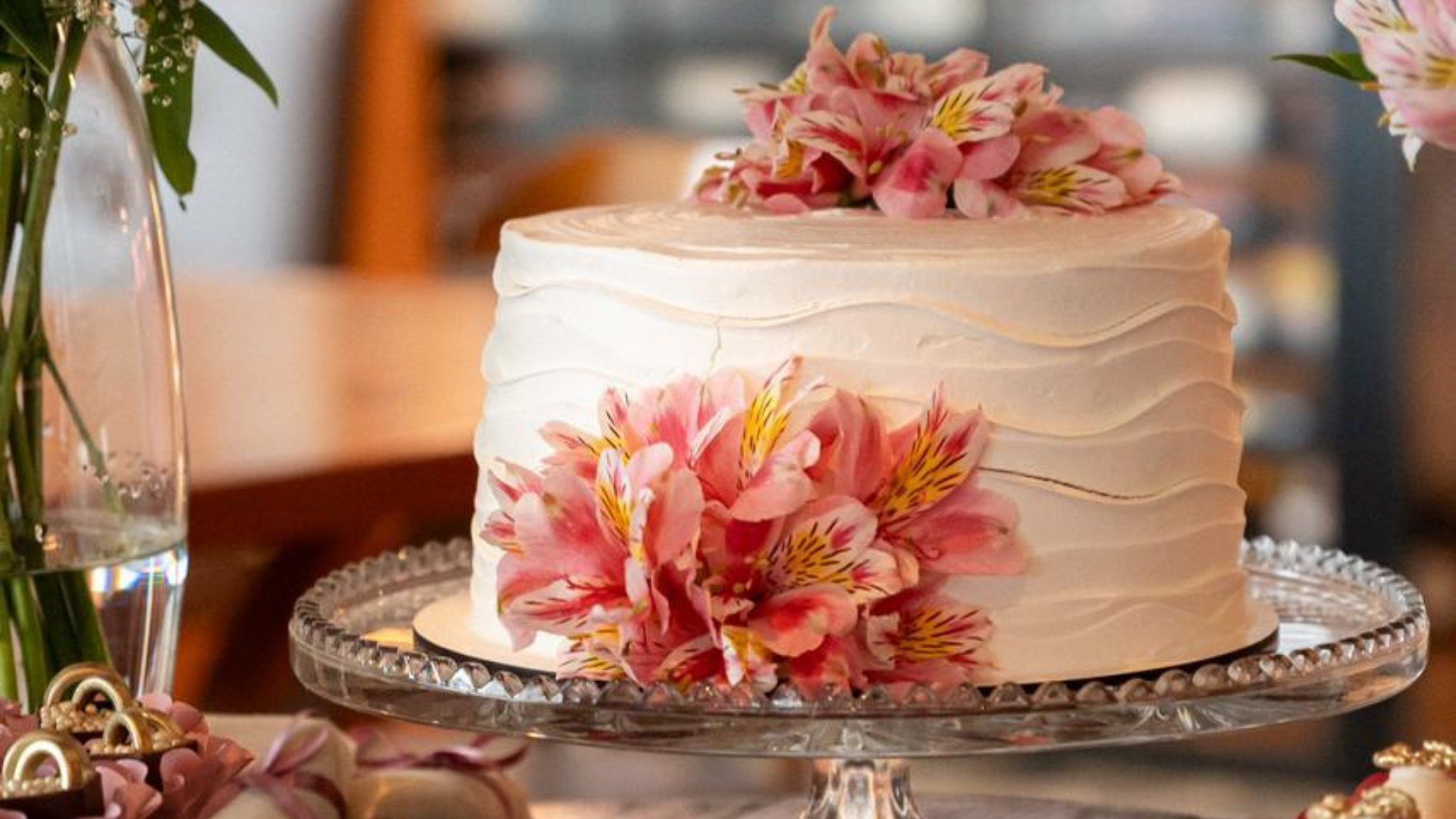 Prato de alta gastronomia sendo servido durante um casamento